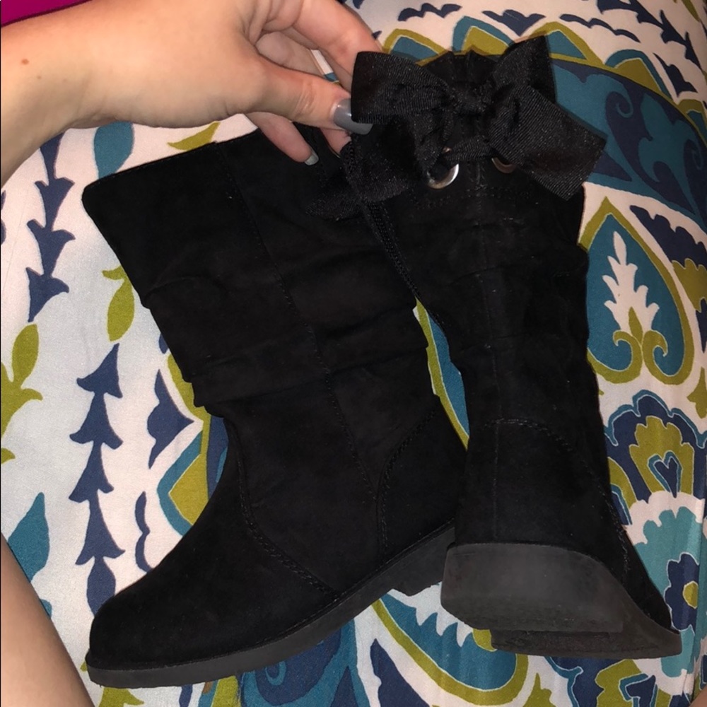 Black boots with bow